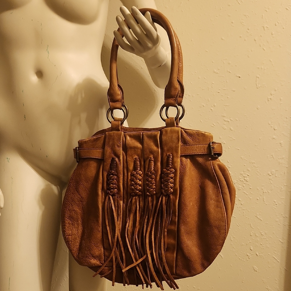 Chic Tan Leather Shoulder Bag